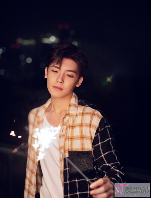 侯明昊生日烟花氛围写真 帅气温柔的少年一见倾心-明星发型图片-发型