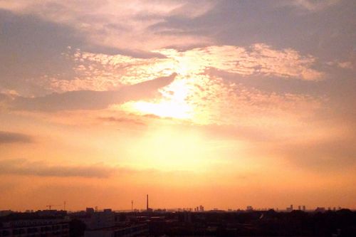 大鹏展翅夕阳照在天空的彩云上好象大鹏鸟在展翅飞翔