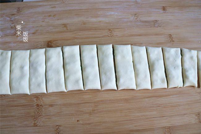 做花卷这个方法很简单筷子一拧一压层次分明香软好吃