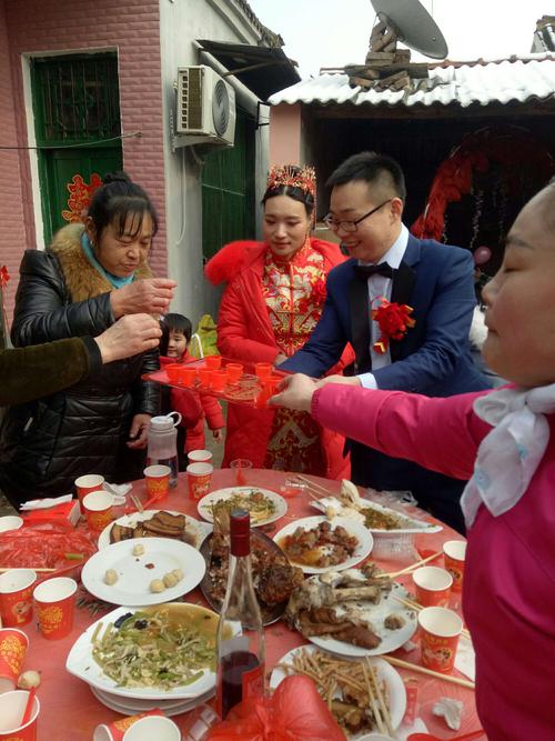 弟弟敬酒中,大妗子开始喝喜酒了