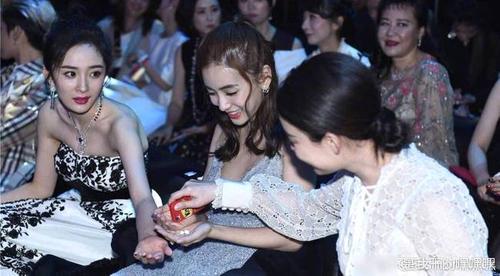 杨幂,baby,倪妮一起分糖吃.