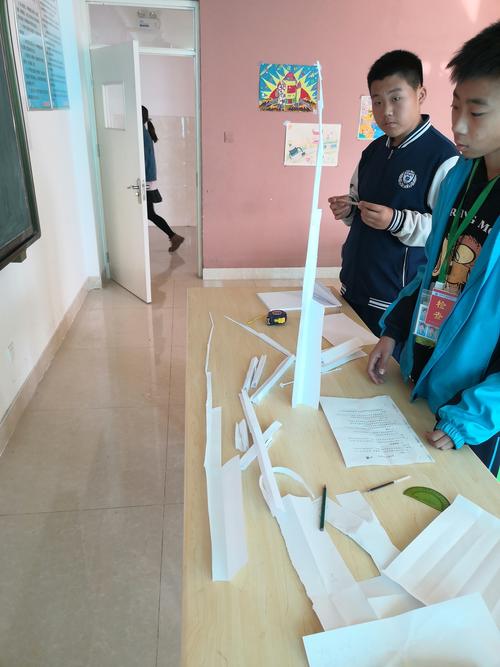 叠高塔项目,由一张a4纸进行剪裁后制作,同学们大开脑洞,勇攀高峰,力争