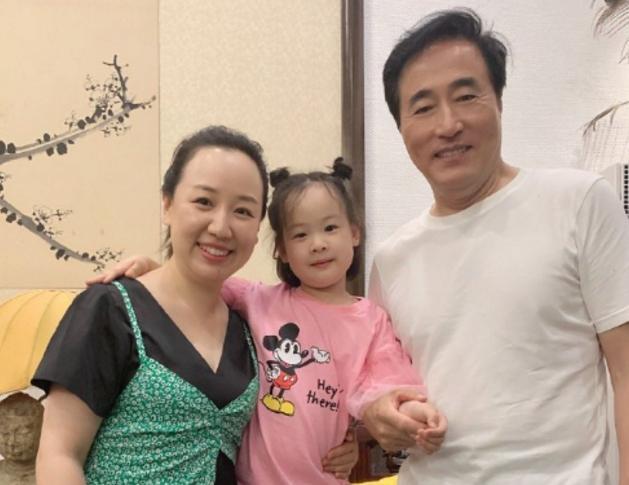 关凌现已儿女双全,38岁仍像小时候一样开朗,幸福得令人羡慕