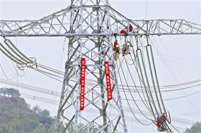 成功跨越1000千伏特高压线路