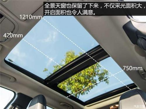 而且国产jeep自由光上同样配备了尺寸巨大的全景天窗,不仅采光面积大