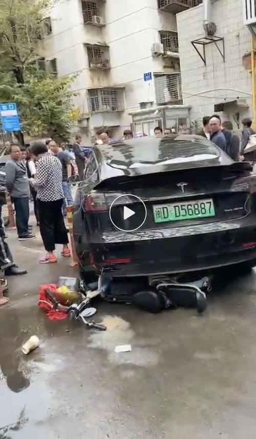 厦门一特斯拉倒车时撞倒电动车致多人送