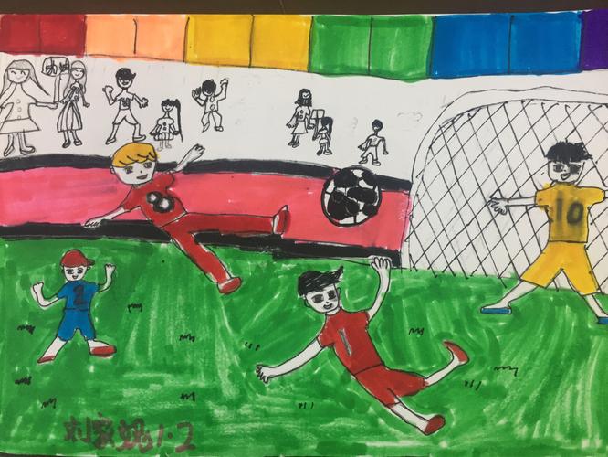 "我的同学媛媛和王嘉城也很喜欢足球,他们每次上体育课都要去踢一会儿