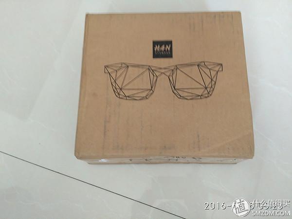 拆卡之后是眼镜包装盒,紫光笔一只,质保卡,镜片包装等等