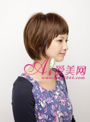 中短碎发的发型会比较容易打理,十分适合日常生活的发型.