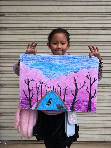 因远近的位置不同,距离相等的物体在视觉上感觉愈远愈密.