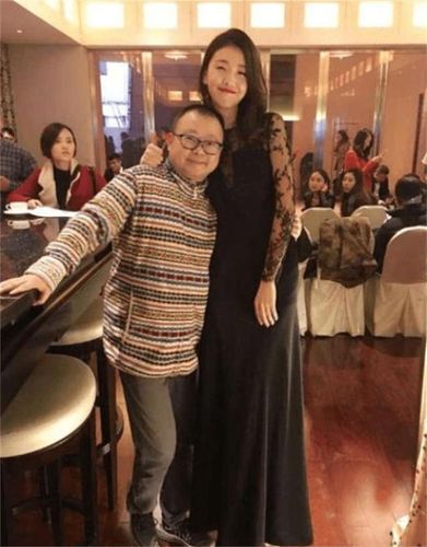 结婚的殿堂,两人在公共场合露面一脸幸福的样子,而且倪景阳在演艺事业