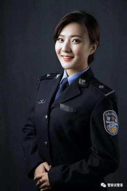 她来自新疆,能歌善舞,曾荣获辽宁省公安厅第三届""人民在我心中""