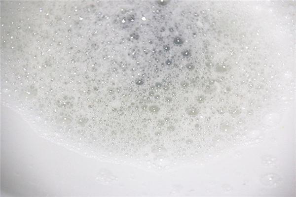 排出泡沫尿就代表有肾病?尿液中泡沫增多的原因,未必