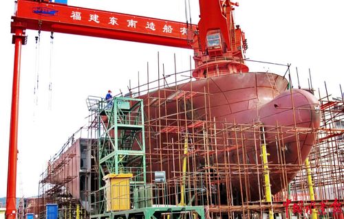 东南造船公司繁忙的船台.