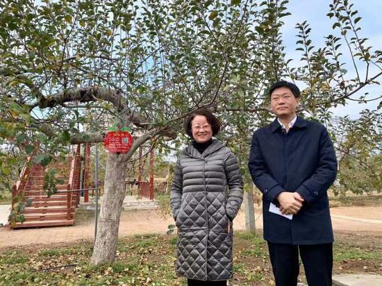 富县县长李彦侠与遂溪县县长陈政同赠送苹果树合影留念