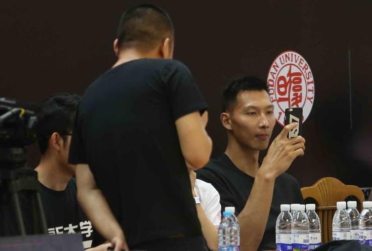 2016年5月25日,易建联担任大学巡回赛解说嘉宾 与于嘉热聊遭身旁女