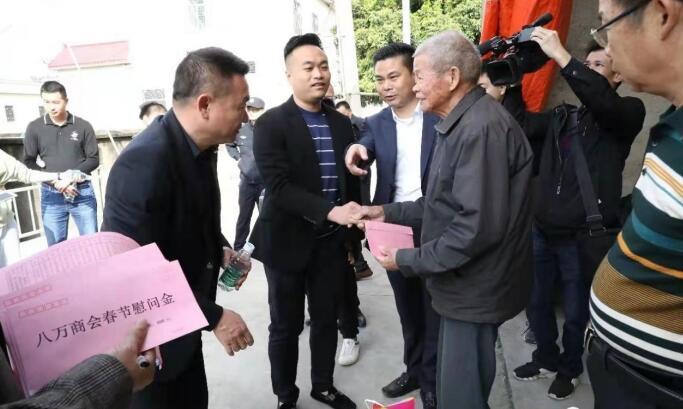 热情为人民服务——记龙华区第二届人大代表范景海