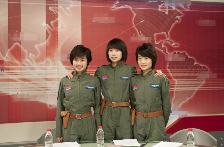 中国第一位歼10战斗机女飞行员,牺牲时年仅30岁,还没出嫁!