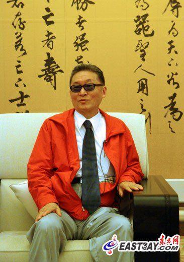 图片说明:李敖在中国馆贵宾室休息,对于身后巨幅的书法作品《道德经》