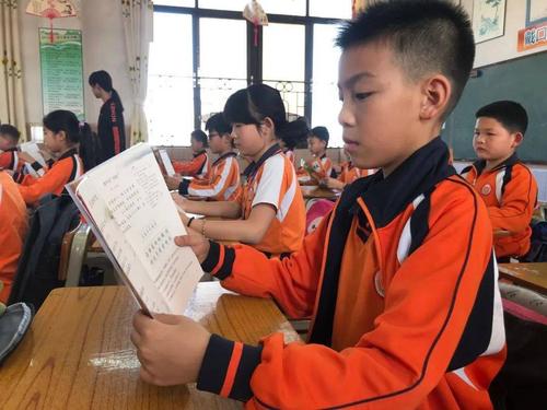 石江小学举行升旗仪式.