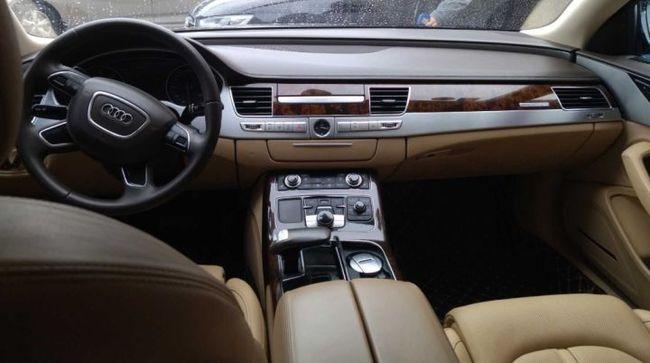 新车百万的奥迪a8l开六年只卖38万,看内饰明白了!你买