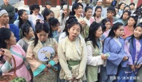 横店女群演路人照被晒出,弯肩驼背脖子向前伸,侧颜照意外抢镜