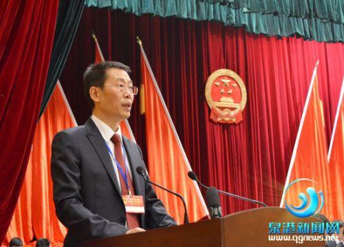 图为代区长颜朝晖在会上作政府工作报告