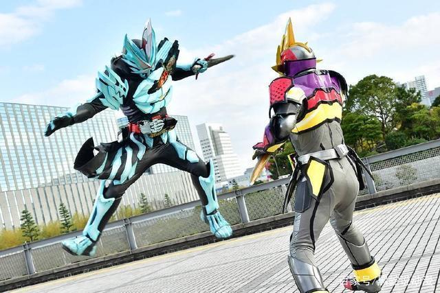 假面骑士圣刃:王剑从暗黑裂缝而来,击退远古之龙,到底会是谁?