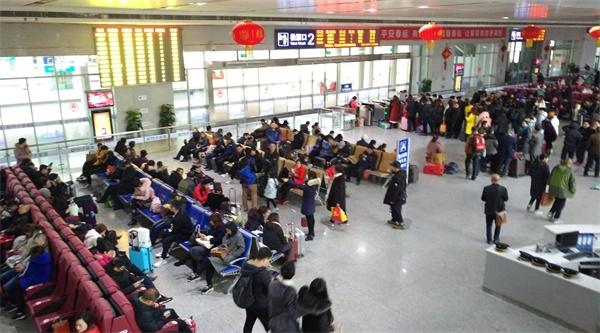 广元火车站迎来节前客流小高峰