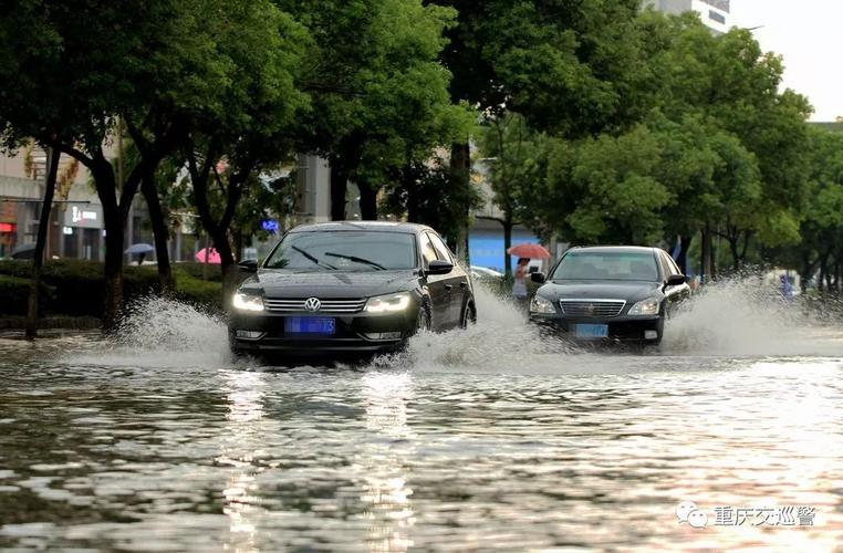 天雨路滑,适当降低车速;专心驾驶,保持足够的安全距离.