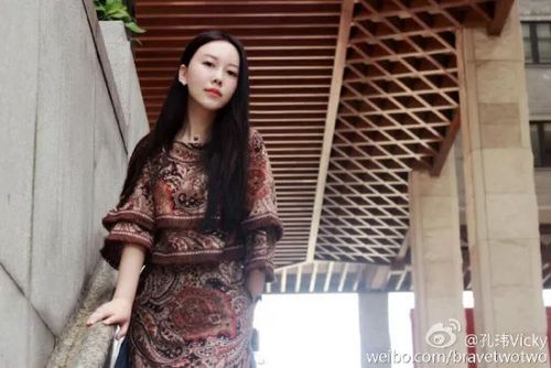 这是多么美妙的师生缘分,而作为中南大学外国语学院的女神老师,孔玮