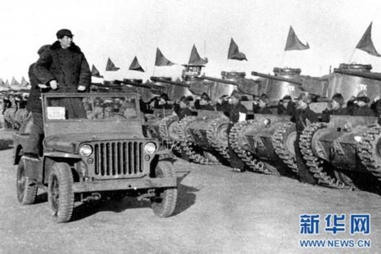 下午5时,在北平西苑机场举行了盛大的阅兵式,毛泽东,朱德,刘少奇