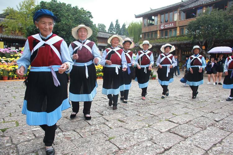 纳西族妇女身穿传统服装