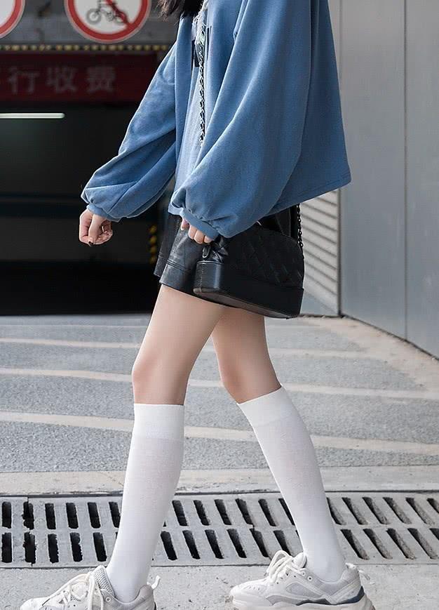 现在谁还露腿?冬天女生都喜欢穿"半腿袜",保暖又显腿长