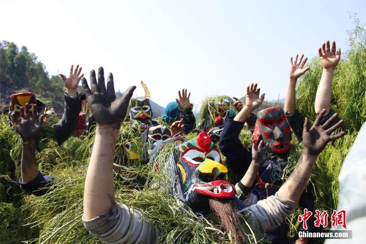广西大苗山芒篙节百人扮"野人"狂欢