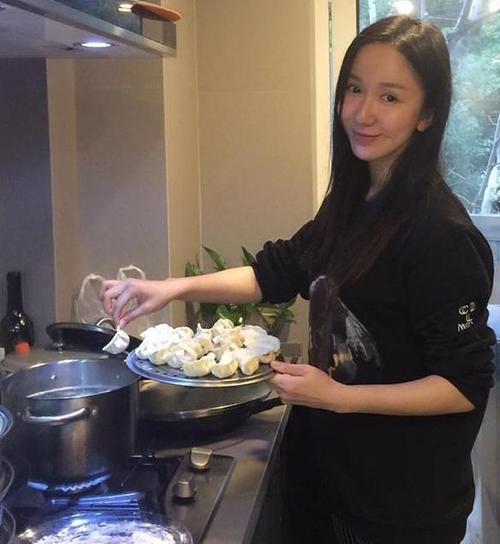 娄艺潇既是淑女也是女汉子!有空在家包饺子,自己动手组装楼梯