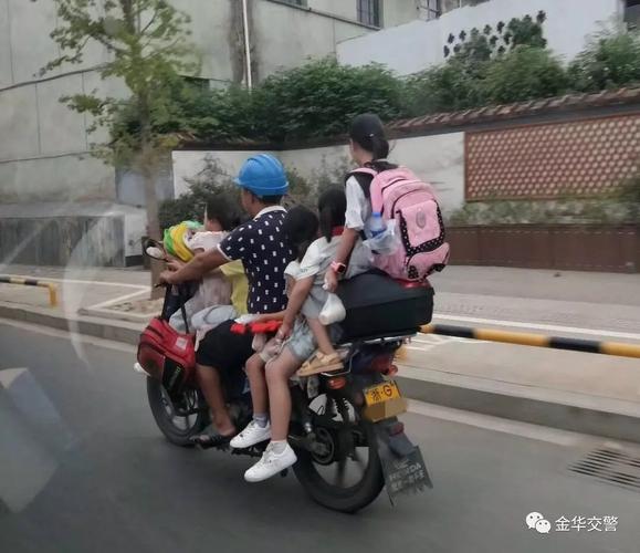 金华街头惊现"最牛超载摩托车",大家来帮忙数数到底坐了多少人?