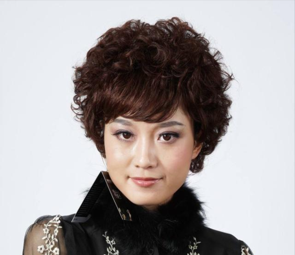 女人如果还没到60岁这3款大妈发型尽量别留会显老很多