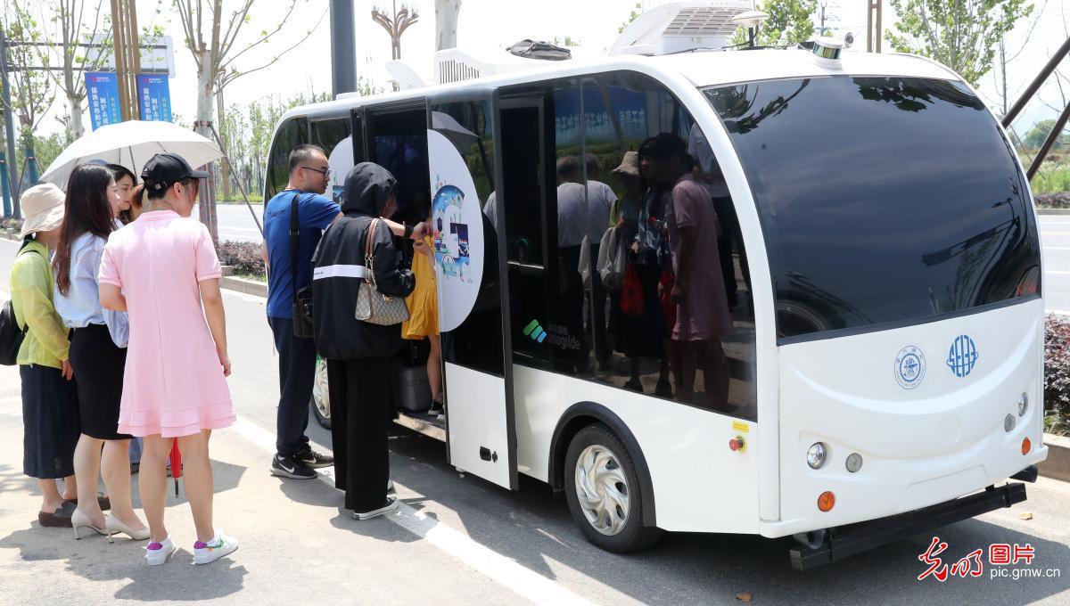 浙江湖州5g无人驾驶公交车上路测试