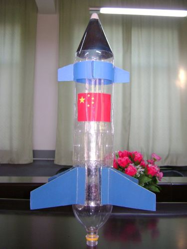 水火箭) 写美篇 第二课需要准备的材料 碳酸饮料瓶一个,一个矿泉水瓶
