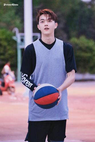 分享一组许凯打篮球图又萌又帅的那种