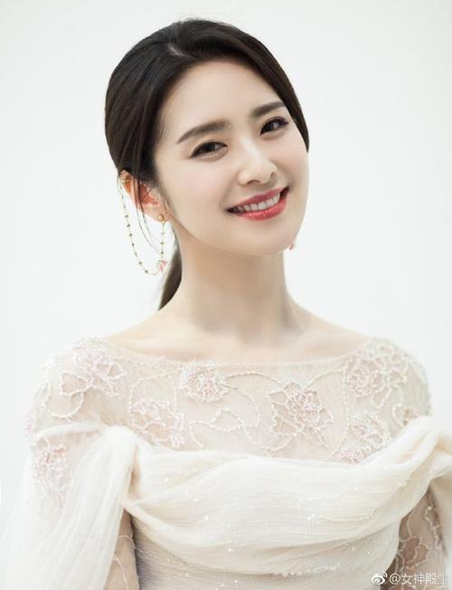 湖南主持刘烨,清新优雅,不论是主持功底还是颜值,都非常不错呢.