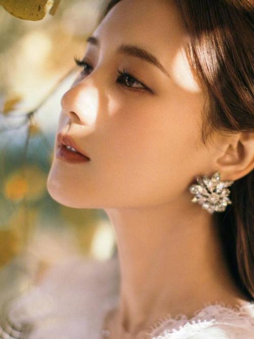 李一桐五官扁平,辨识度不高,但穿起纱裙却很美,梦幻感