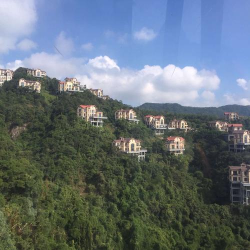 山上的别墅是一幢最美的风景.