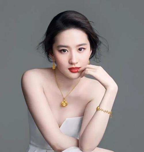 刘亦菲上国外杂志封面,身材壮硕腿太粗,女神形象荡然无存