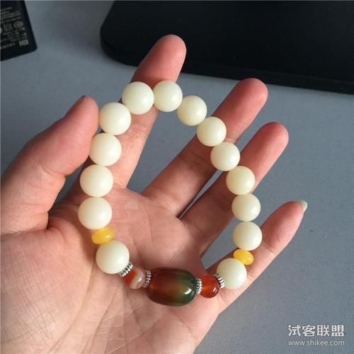 很漂亮的白玉菩提手串  珠子大小均匀
