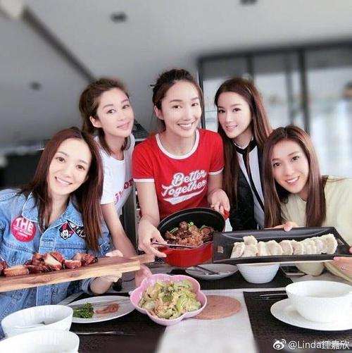 她和王祖蓝的老婆李亚男是很好的闺蜜,和胡杏儿的关系也很好,她们还一