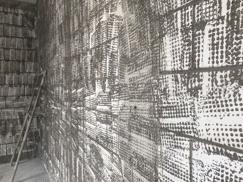 墙面抹灰前,人工进行拉毛处理,抹灰结合更紧密,不容易出现空鼓