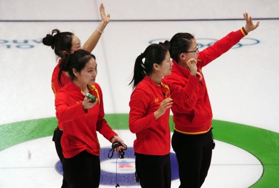 当日,中国女子冰壶队以12比6的比分战胜瑞士队,夺得温哥华冬奥会女子