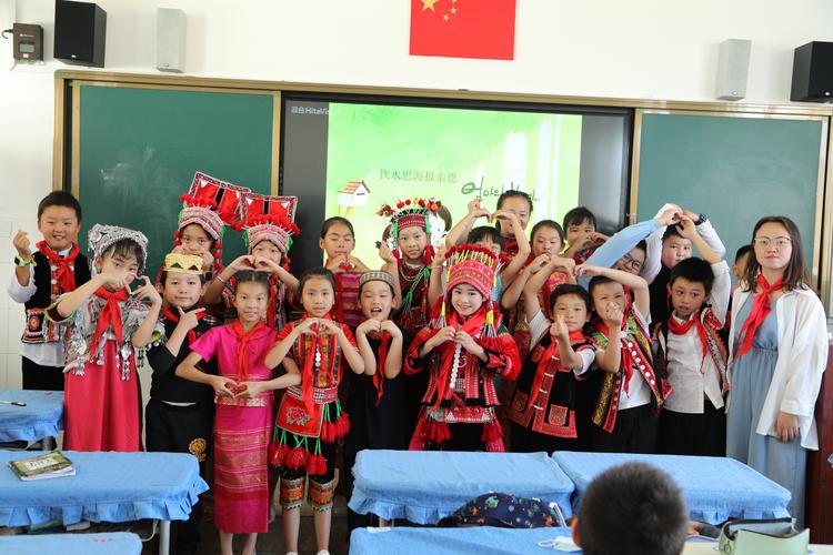 石屏县东风小学举行"感恩